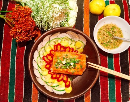 Saumon grillé au miso blanc, salade au radis noir