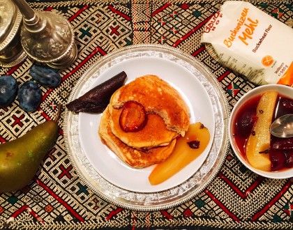 Pancakes au sarrasin, fruits pochés aux épices et au jus de pomme