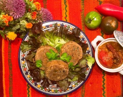 Chutney de tomates aux dattes et au piment, galettes aux haricots rouges