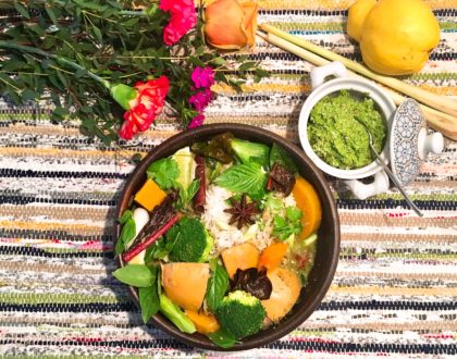 Curry vert végétalien de coings façon thaï, condiment à la noix de coco