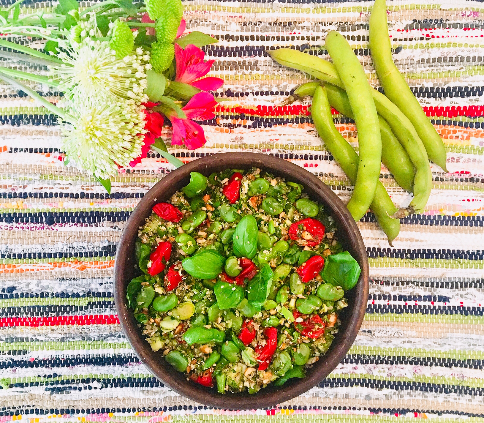 Salade de quinoa au fèves ,à la semoule de brocoli et aux tomates séchées