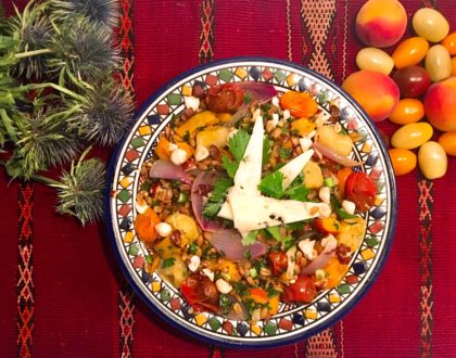 Épeautre sauté aux tomates rôties, abricots et noisettes