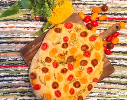 Focaccia aux tomates cerises, graines de cumin et romarin