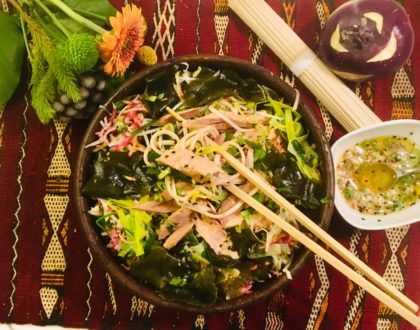 Salade de nouilles au thon, algues et légumes du jour, vinaigrette au miso et au gingembre