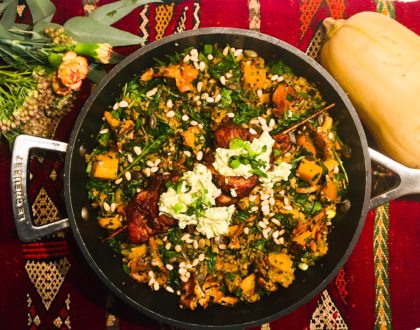 Pilaf de freekeh concassé à la butternut et aux girolles, brochettes de poulet au paprika