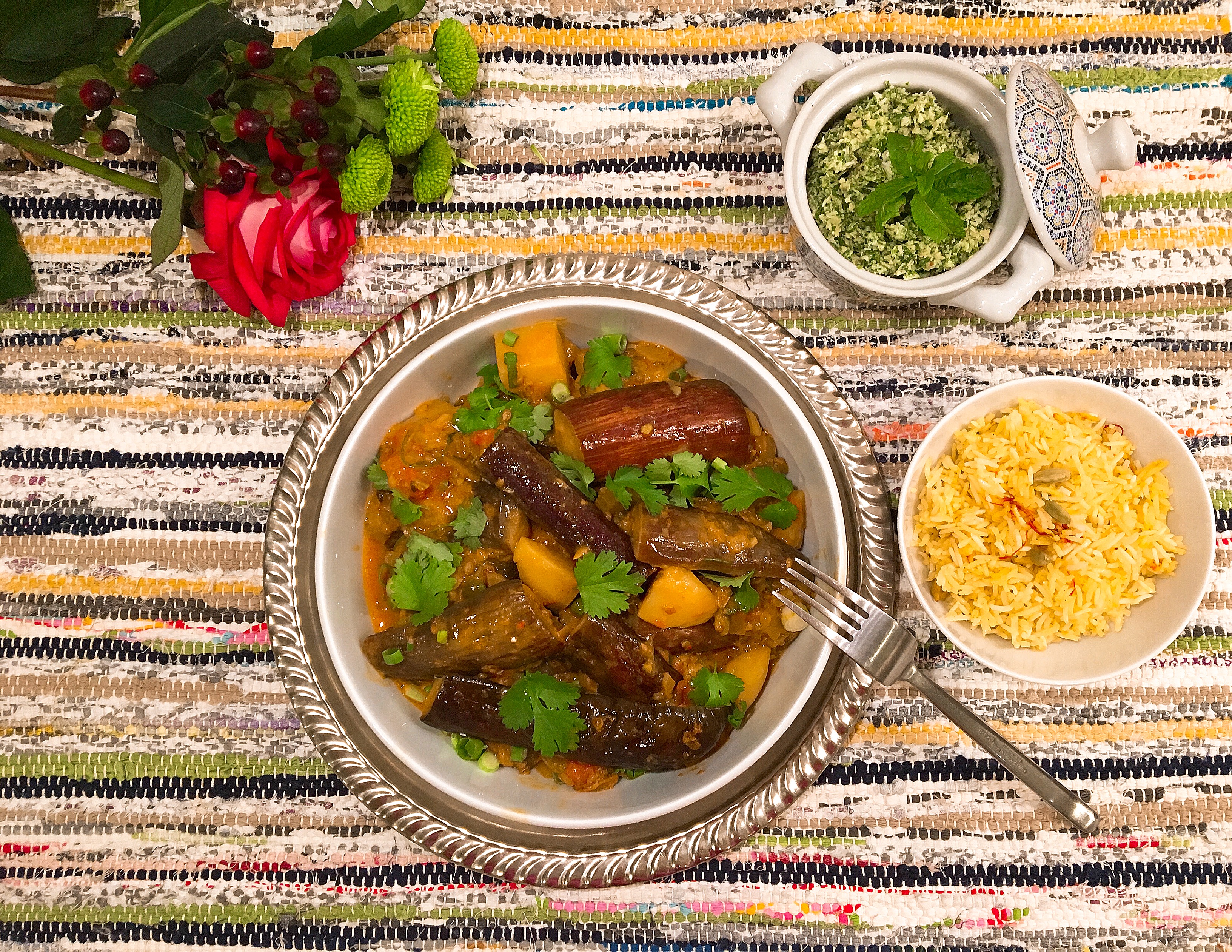 Curry d’aubergines à la mode du Chettinad, chutney au coco et aux herbes, riz au safran