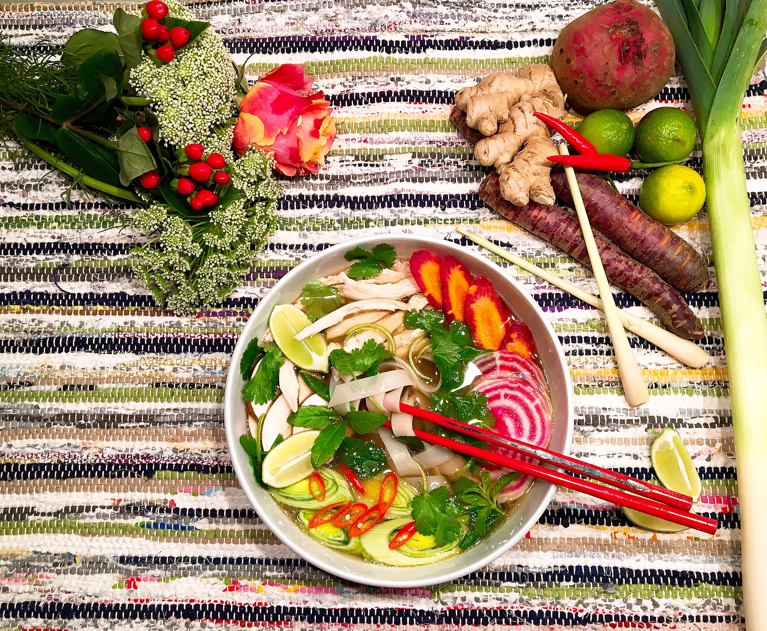 Bouillon façon pho vietnamien au poulet entier et aux légumes de saison