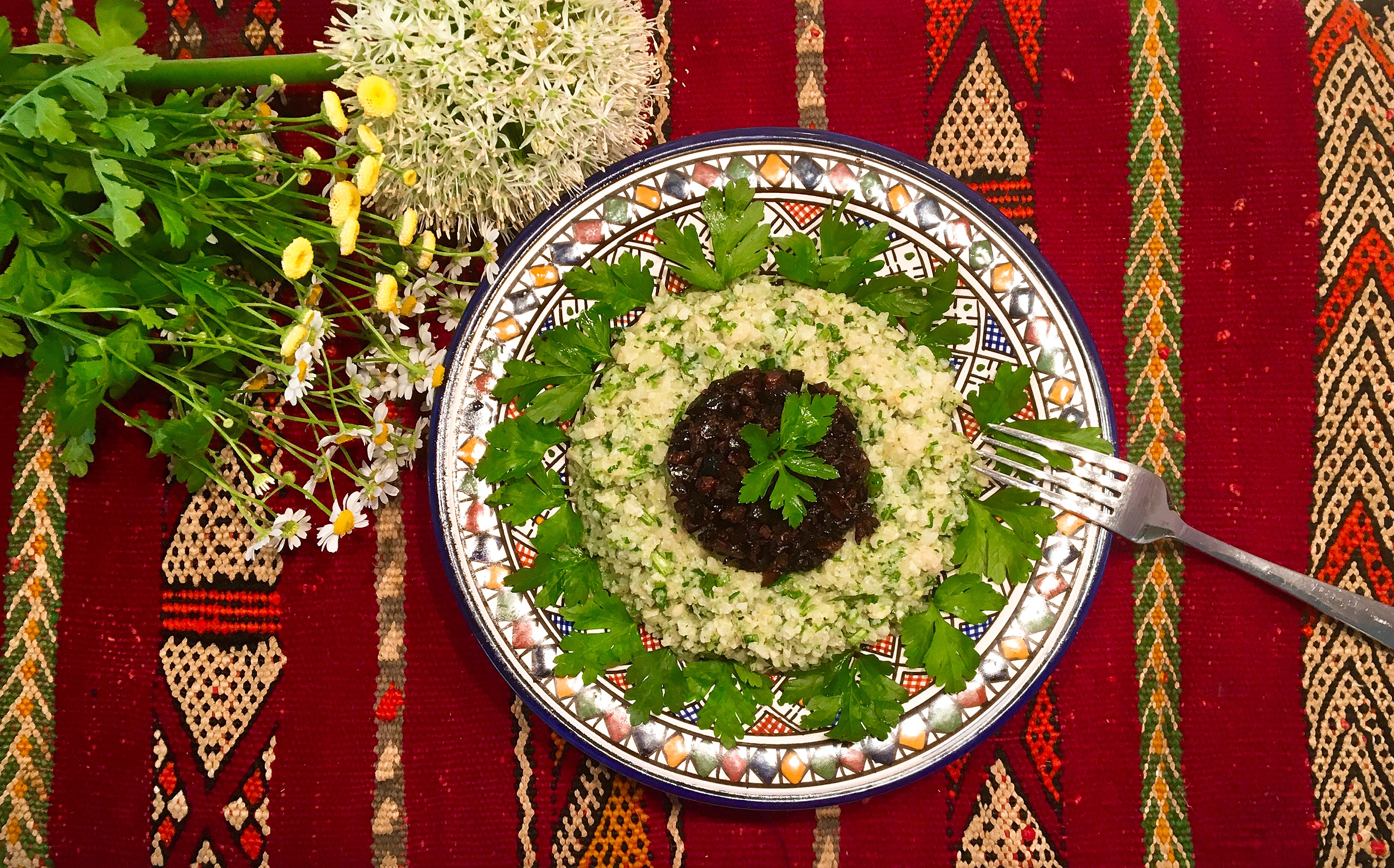 Za'alouk de chou-fleur au cumin et olives noires