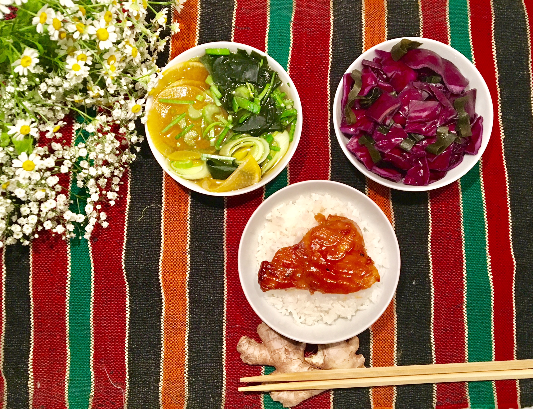 Tsukemono de chou rouge, poulet au miso et bouillon clair de navet au dashi